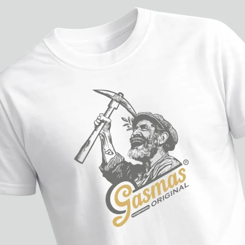 Λευκό T-shirt με γρι σκουρα και χρυση εκτύπωση σχέδιο ενός παππου που κρατάει ένα γκασμα και τη φραση Gasmas Original