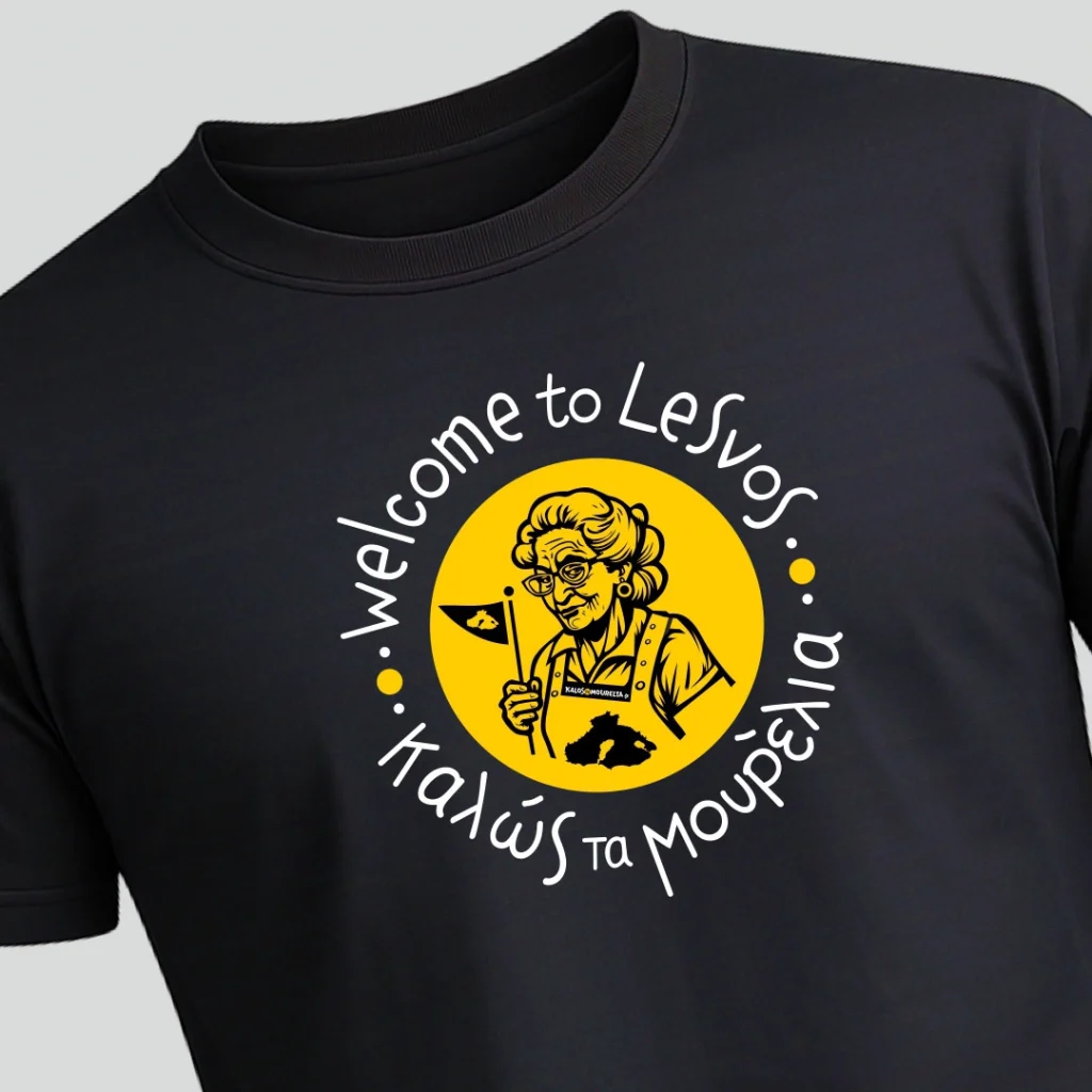 Μαυρο T-shirt με λευκή και κίτρινη εκτύπωση με σχέδιο μια γιαγιά και τη φράση Welcome to Lesvos - Καλώς τα μουρελια